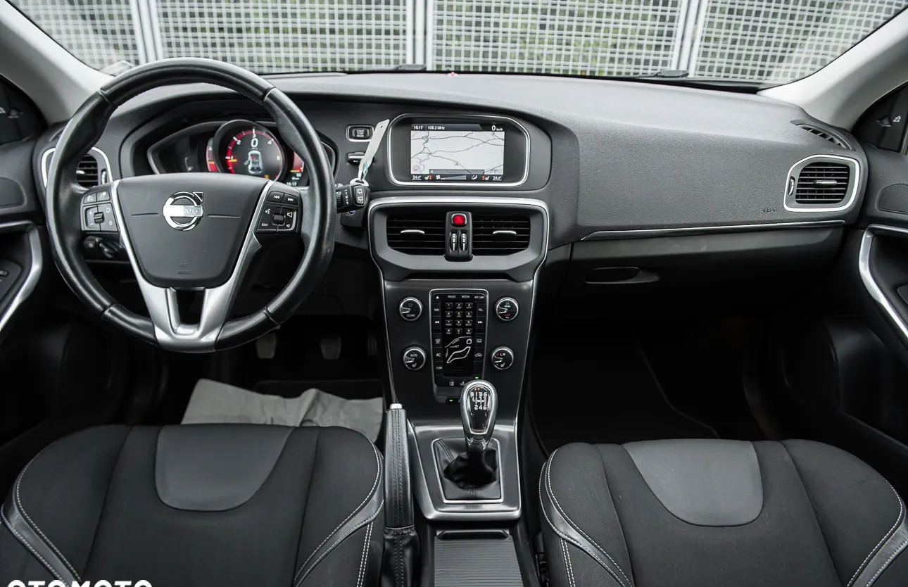 Volvo V40 cena 36900 przebieg: 233244, rok produkcji 2013 z Szczucin małe 436